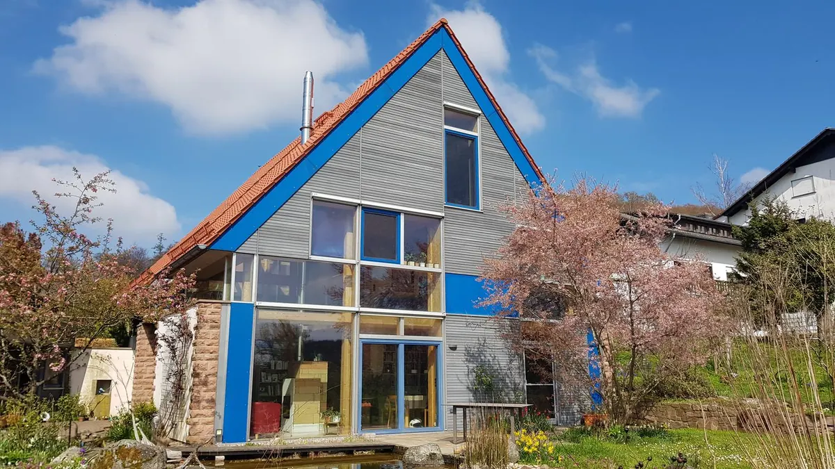 Haus V im Odenwald: Holzhaus mit großen Glasflächen nach Süden