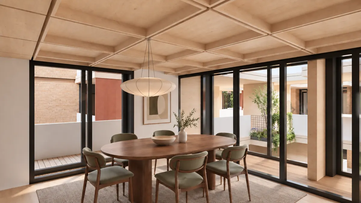 Ein Essplatz unter der Rippendecke aus Holz: ein ovaler Tisch mit vier Stühlen unter einer runden Leuchte; links die Schiebetürwand zur Terrasse, rechts die Fensterwand mit Blick über den Hof zu den gegenüberliegenden Wohnungen.