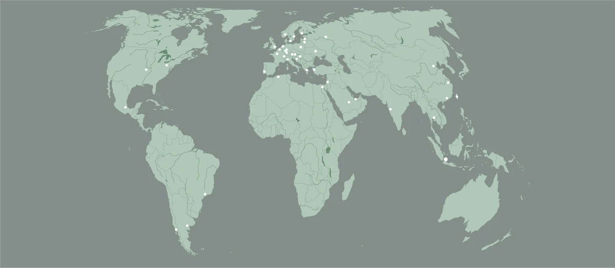 Weltkarte mit den Orten unserer Projekte als helle Punkte, von Santiago de Chile bis Jakarta